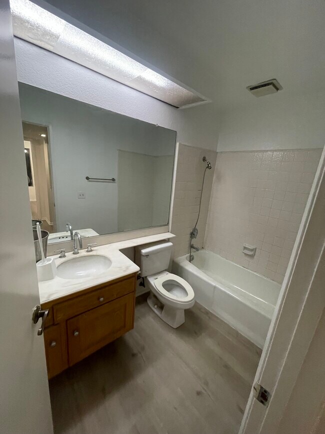 2nd/guest bathroom - 21372 Brookhurst St