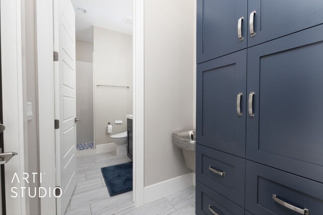 Building Photo - Fully Furnished Gorgeous 5 bed 4 bath with...