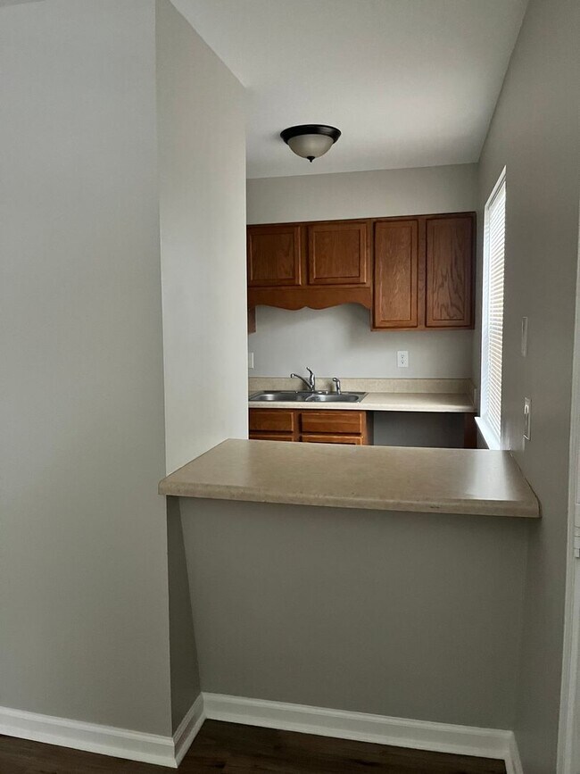 Building Photo - Two bedroom, 1.5 bath condo in High Point--Oakmont Condominiums