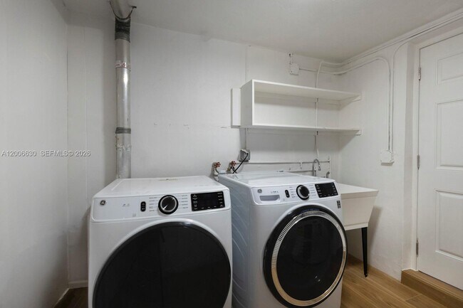 Building Photo - 13050 SW 71st Ave