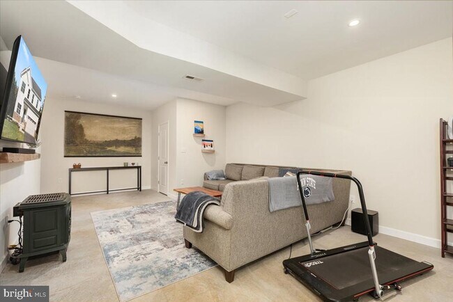 Building Photo - 321 Whispering Echos Dr