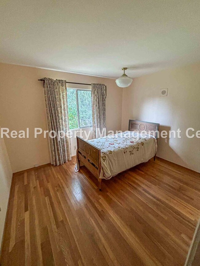 Building Photo - AVAILABLE JUNE - 4 Bed / 2 Bath Home locat...