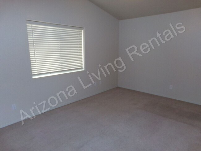 Building Photo - IMMACULATE 3 BEDROOM HOME