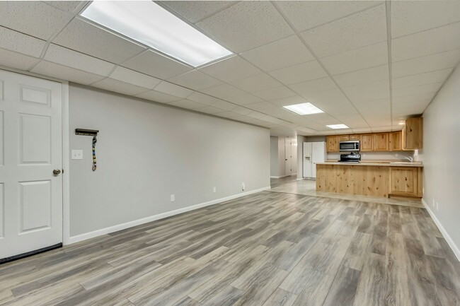 Building Photo - 927 E 200 S St