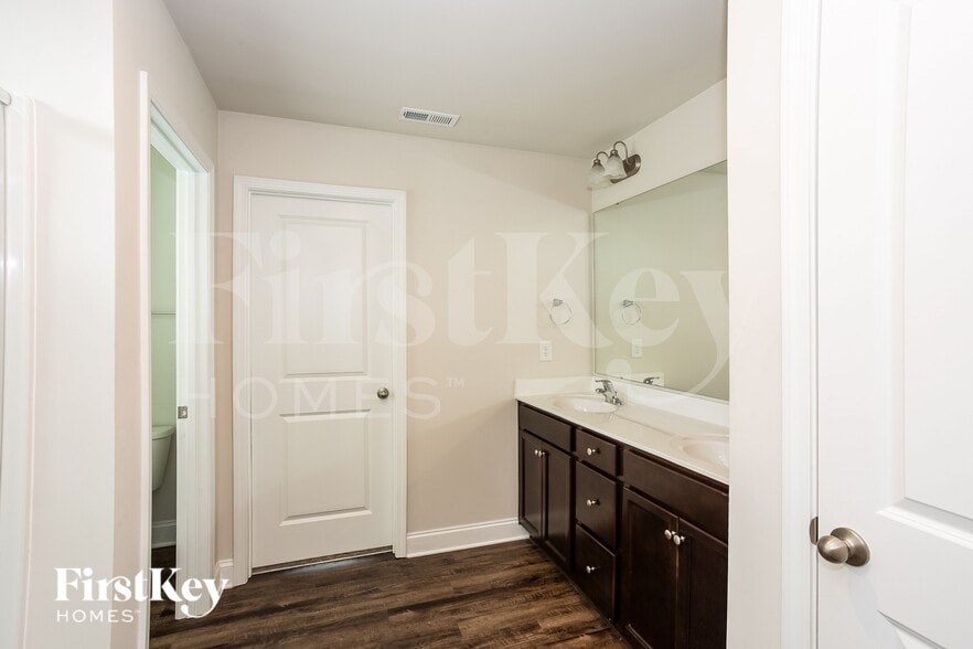 Building Photo - 5225 Cobblestone Glen Dr