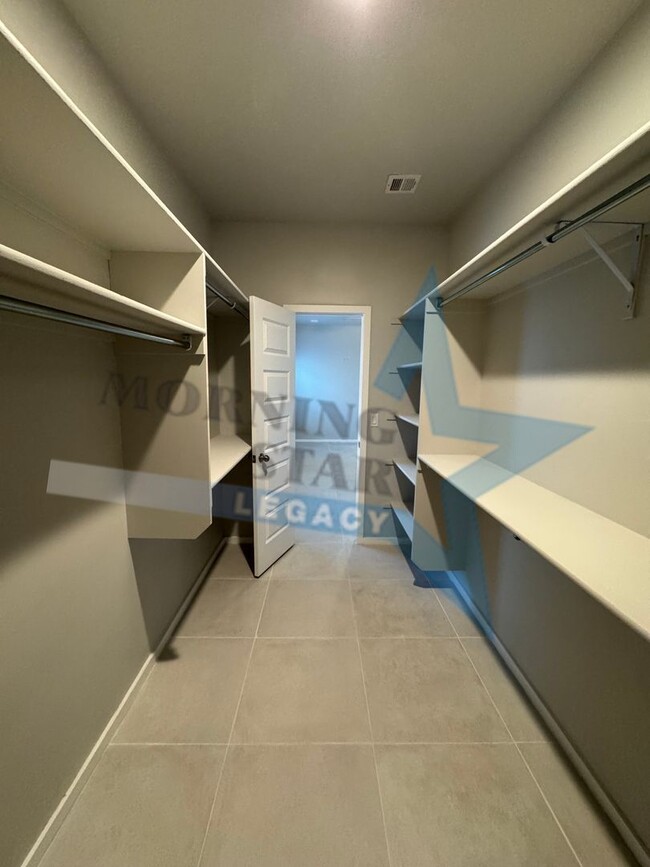 Building Photo - Newer home in desirable Metro area!