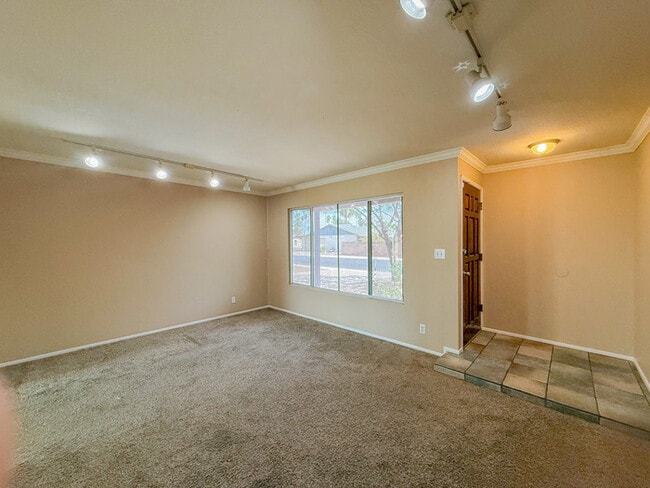 Building Photo - 2812 S Cottonwood Dr