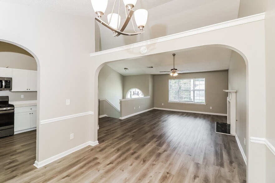 Building Photo - 706 Rosewood Cir