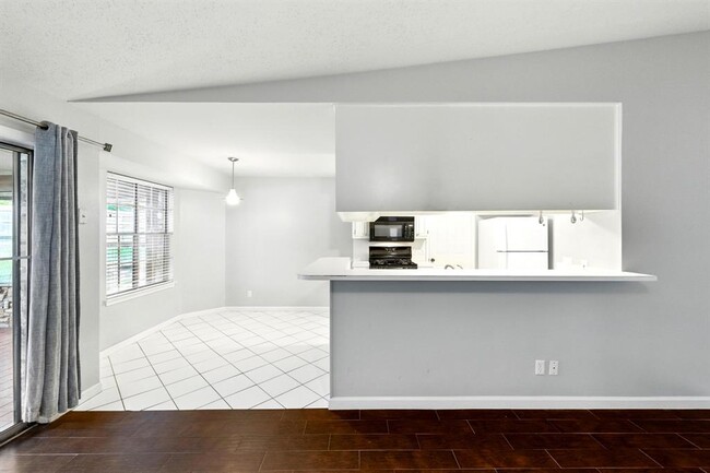 Building Photo - 1009 Rebbeca Dr