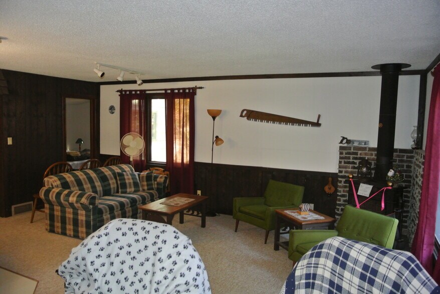 Building Photo - 8843 Lake Shore Dr