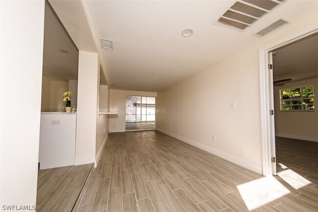 Building Photo - 4330 Deleon St