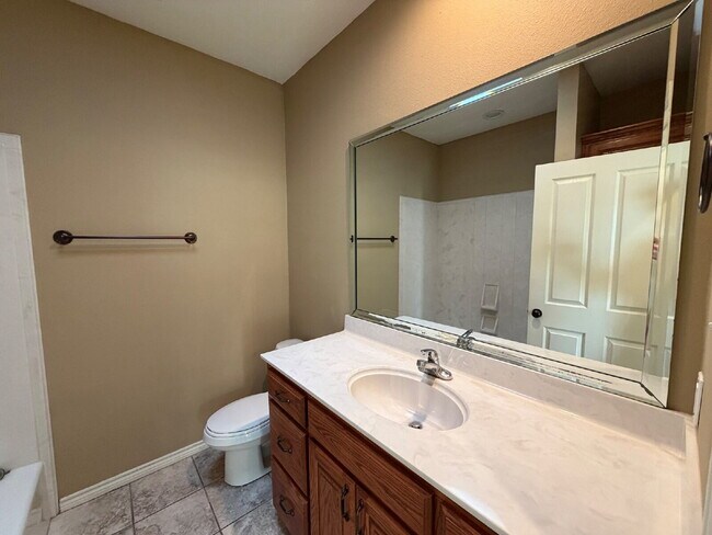 Building Photo - Beautiful 3-Bed, 2-Bath Gem in Lubbock- Spacious 1500 Sq Ft Living!