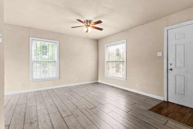 Building Photo - 602 W Kern Rd