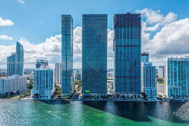 Building Photo - 700 NE 24th St