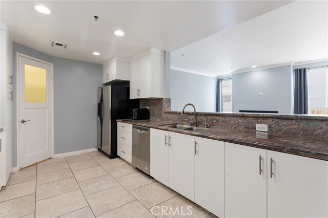 Building Photo - 5350 White Oak Ave