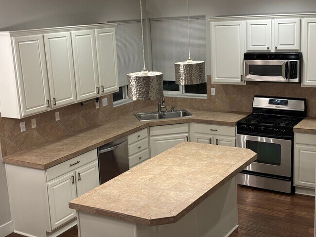 Building Photo - Wonderfully Designed Craftsman Home with P...