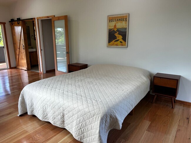 Building Photo - Brand New Luxury Furnished 3 bed 2 bath Ho...