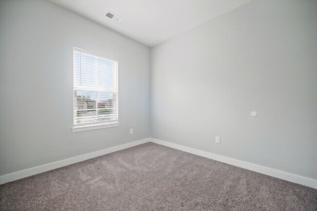 Building Photo - Luxurious 3-bedroom 2.5 bath townhome with Garage in Chesapeake