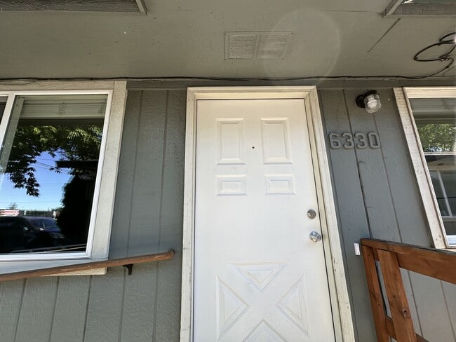 Building Photo - L994