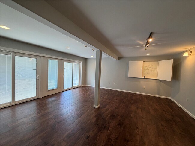 Building Photo - 102 E 5th St