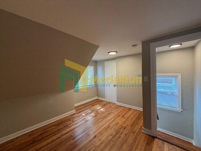 Building Photo - Updated 3-Bedroom Home with Spacious Kitchen
