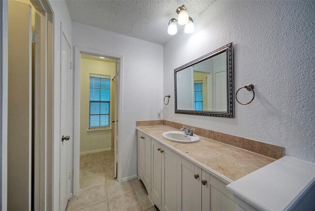 Building Photo - 702 Twin Oak Trail
