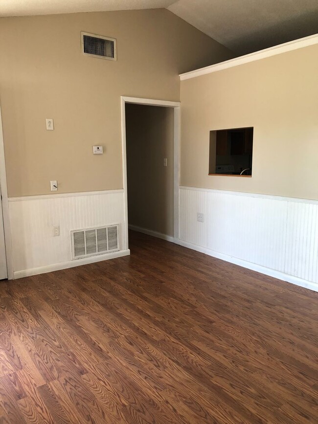 Building Photo - 4 Bed 1 Bath Home | Pet Friendly | Washer Dryer Hook Ups | Section 8 Welcome