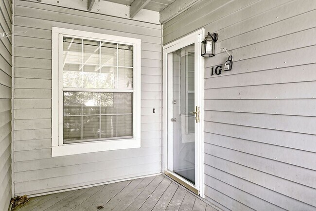 Building Photo - Students Welcome! Move In Special-$200 Off 1st Months Rent! Fantastic & Classy 2-Bed 2-Bath Ranch...