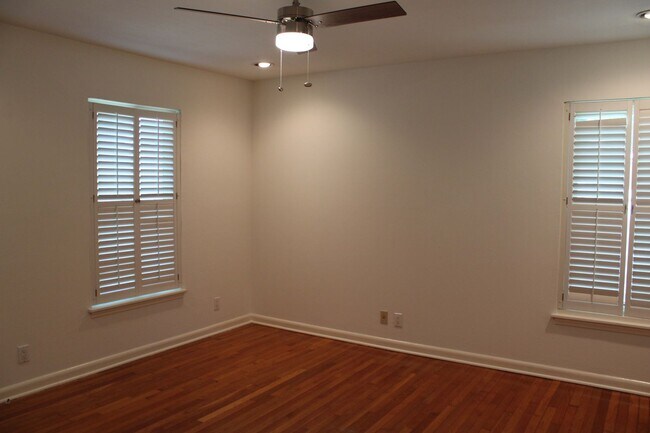 Building Photo - 2-BEDROOM IN TERRELL HILLS