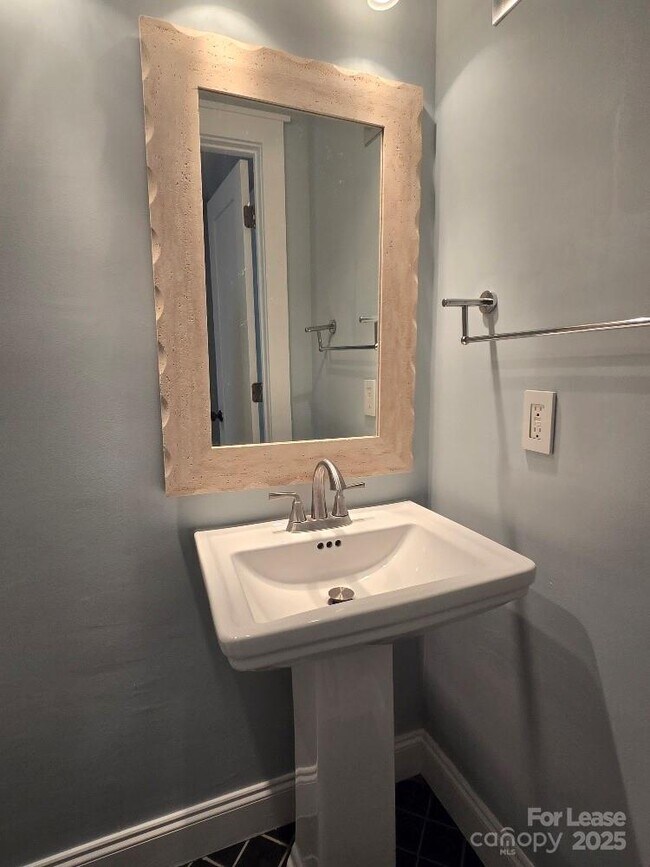 Building Photo - 3722 Park Rd