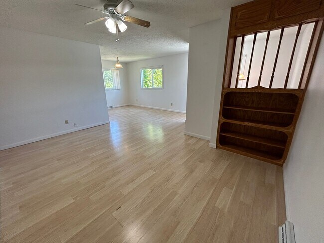 Building Photo - 5 Bed 2 Bath Home with 2 Car Attached Gara...