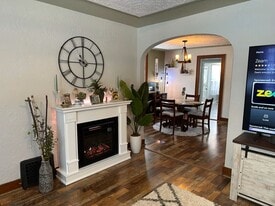 Building Photo - 211 S Oak St