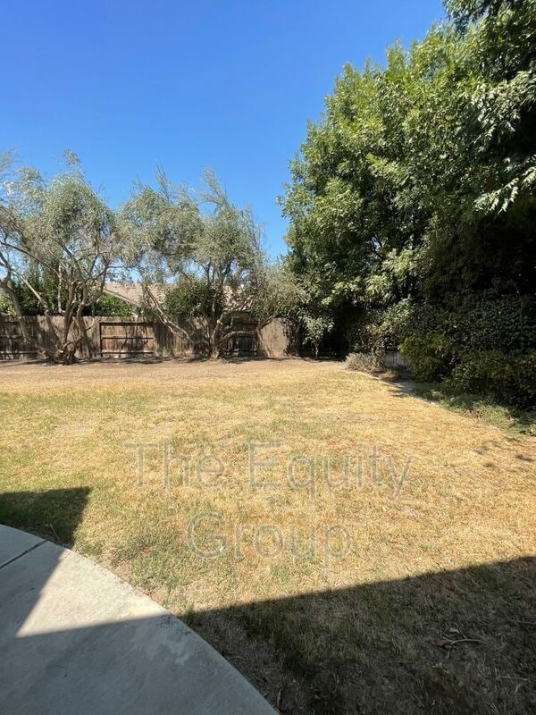 Building Photo - 608 W Evergreen Ct