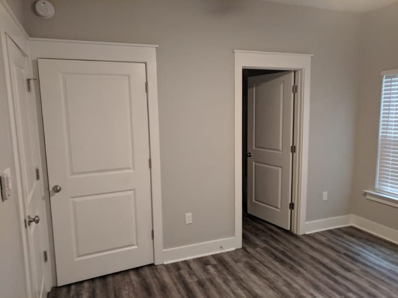 Building Photo - 1657 Mayhew St