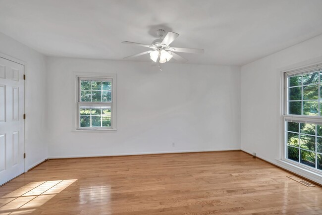 Building Photo - One level living in the heart of Brentwood
