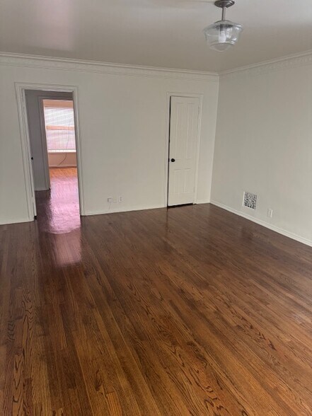 Living hallwy - 3440 Stocker St