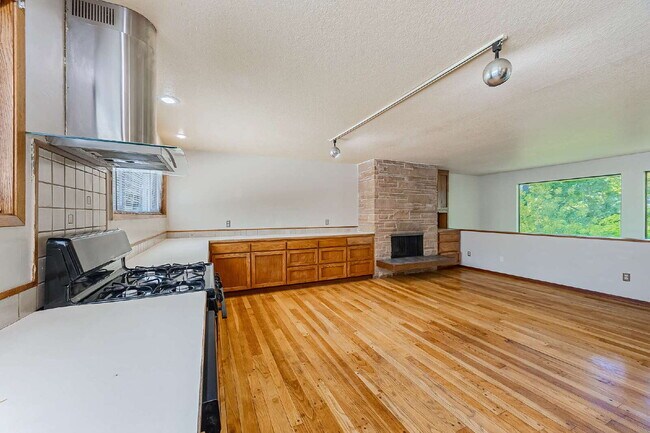 Building Photo - Five-bedroom in Kent, Scenic Hill Neighbor...