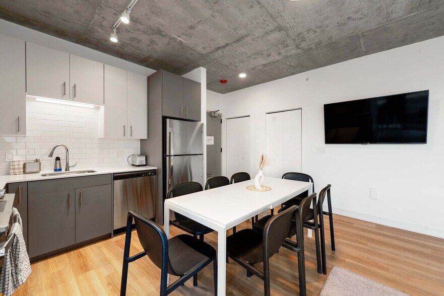 Building Photo - 853 W Blackhawk St