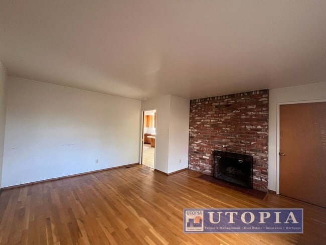 Building Photo - 2 Bed 1 Bath Single Family Home Right Next...