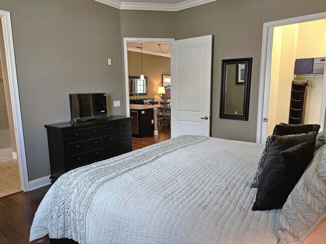 Building Photo - Seasonal Short-Term 2 Bedroom, 2.5 Bath Multi-Level Condo with Balcony and Patio located on Venic...