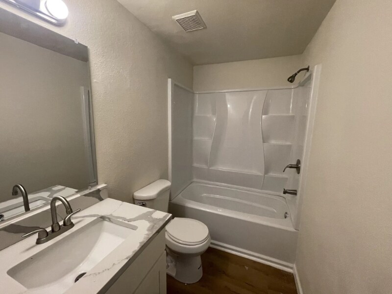 Building Photo - 1429 E 64th St