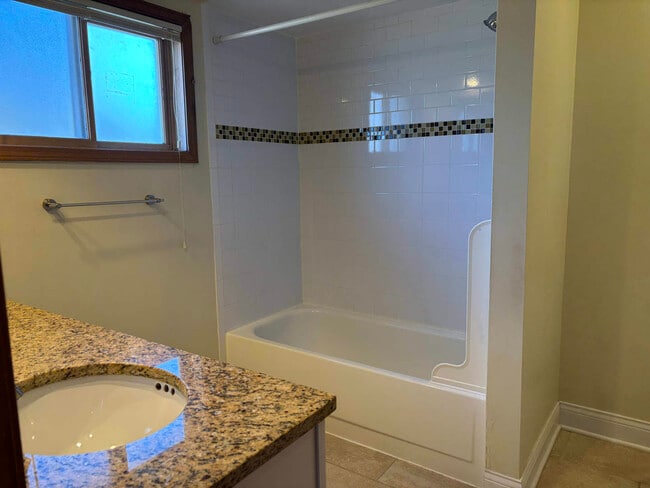 Building Photo - 558 Green Bay Rd