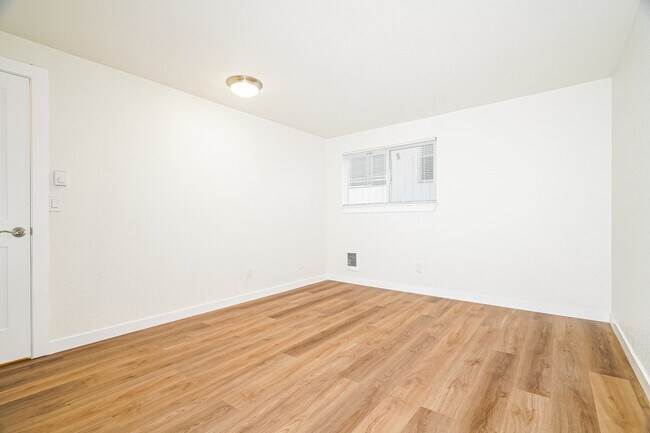 Building Photo - Welcome to Fairway Apartments  – Where Quiet Comfort Meets Convenience