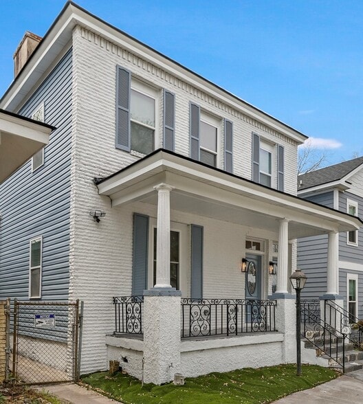 Building Photo - 711 W 44th St