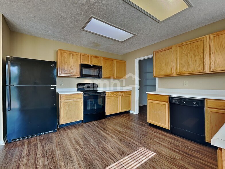 Building Photo - 14470 Forsythia Ln