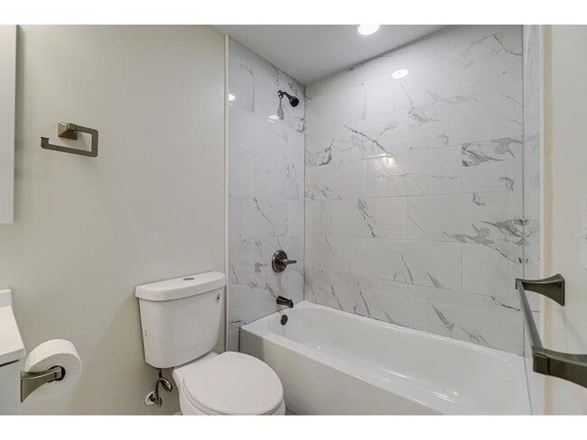 Building Photo - 835 Niagara Ln N