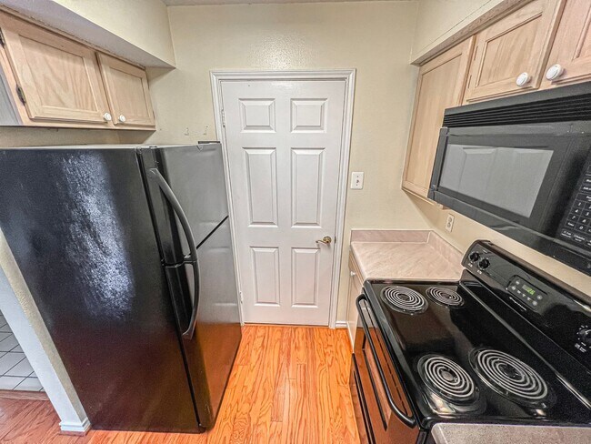 Building Photo - Charming 1 Bed 1 Bath Unit With Private Balcony In The Fountains At McLean - Water Included