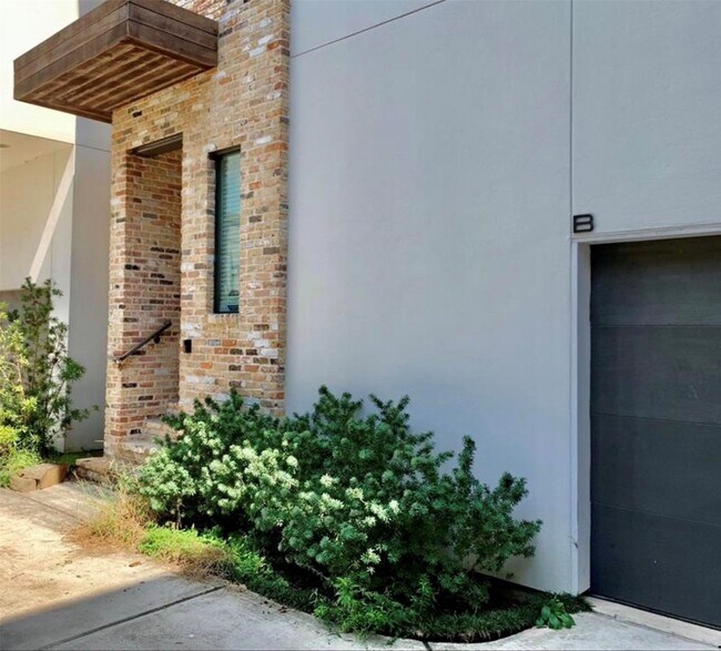 Building Photo - 2322 Camden Dr