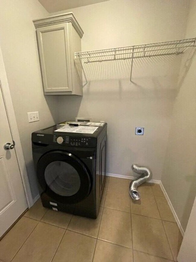 Building Photo - 4 Bedroom Walk out Basement Duplex in Ozark!