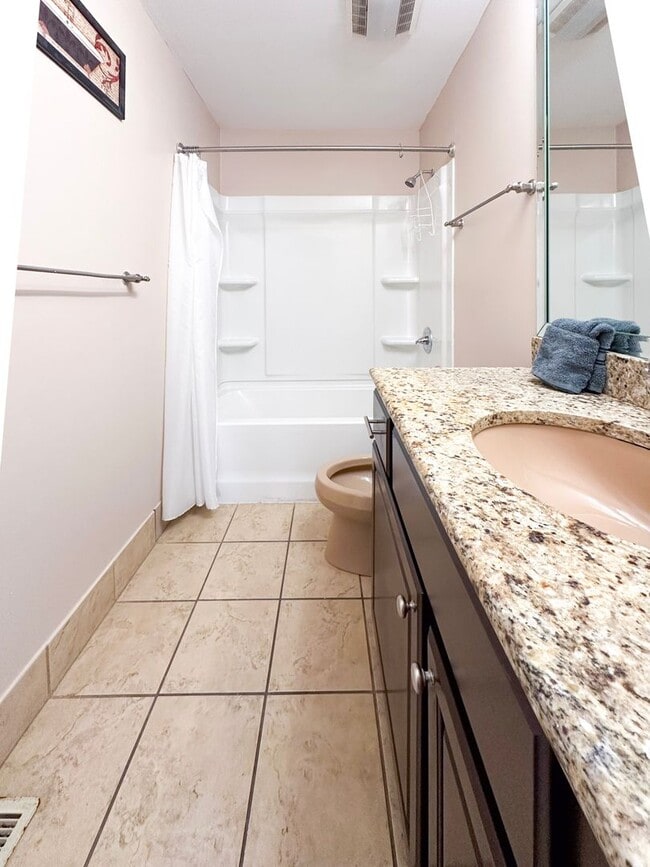 Building Photo - Unfurnished 2 Bedroom Townhome Near the Be...